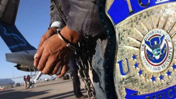El oficial de ICE aceptó sobornos de un ex concejal y un abogado de inmigración