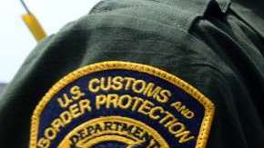 El oficial fue suspendido y arrestado en su domicilio