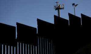 Cámaras de vigilancia en la valla fronteriza entre México y EEUU.