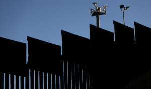 Cámaras de vigilancia en la valla fronteriza entre México y EEUU.