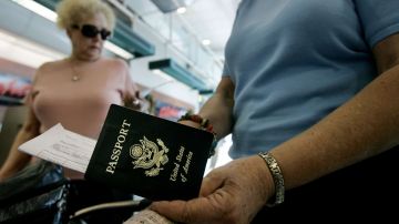 Administración niega informes de que esté rechazando solicitudes de pasaportes de ciertos ciudadanos en la frontera.