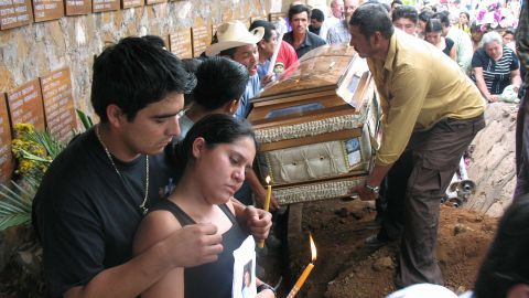 Familiares de Rufina Amaya durante su funeral el 9 de marzo de 2007 en El Mozote.