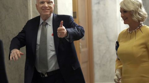 El senador McCain apoyó una reforma migratoria integral.