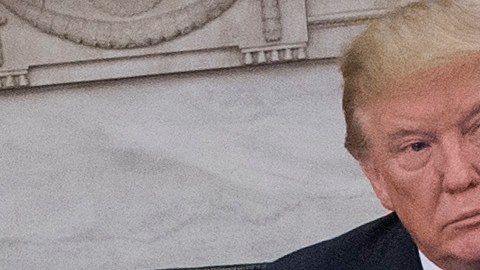 El presidente Trump y Charles Schumer (derecha-centro) no han tenido una buena relación.