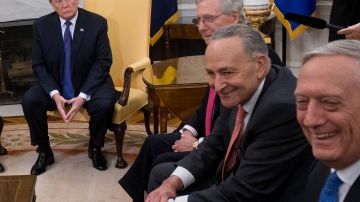 El presidente Trump y Charles Schumer (derecha-centro) no han tenido una buena relación.