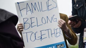 Activistas exigen la reunificación de familias inmigrantes.