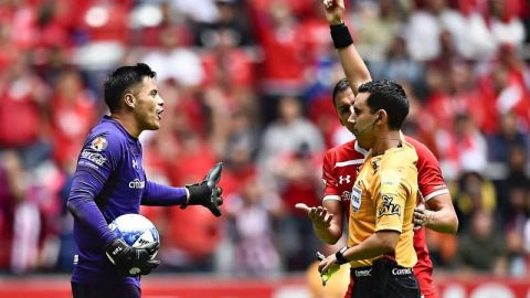 César Ramos muestra la tarjeta roja al portero de Toluca Alfredo Talavera en el estadio Nemesio Diez. (Foto: Imago7/ Etzel Espinosa)