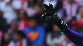 El portero del Toluca Alfredo Talavera vuelve al ataque contra César Ramos. (Foto: Imago7/Agustin Cuevas)