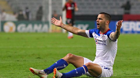 Edgar Méndez se lamenta tras la derrota de Cruz Azul ante el Atlas en la Copa MX