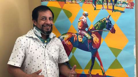 Víctor Espinoza se recupera de fractura de cuello en su casa de Del Mar, California.