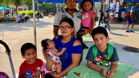 Nelly Guzmán, junto a su esposo Leobardo Alcántara, con sus dos hijas y dos hermanitos en una plaza de Brooklyn.