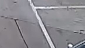 Impresionante atropello doble a una niña que sale indemne.