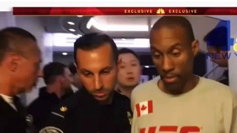 Currie al bajar esposado del avión el jueves en JFK