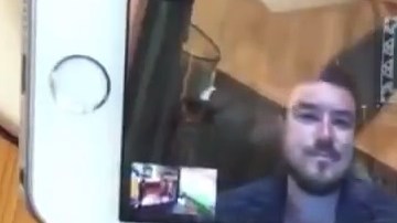 Jason Kessler (en el celular) y Patrick Little.