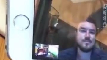 Jason Kessler (en el celular) y Patrick Little.