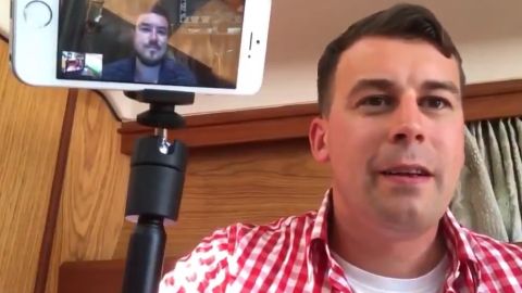 Jason Kessler (en el celular) y Patrick Little.