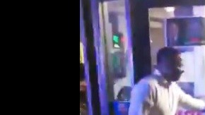 Hamilton al mostrar la bala en su oficina