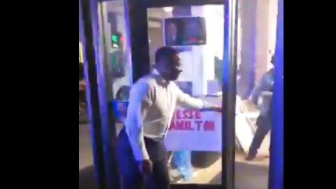Hamilton al mostrar la bala en su oficina
