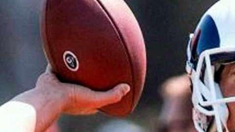 El mariscal de campo Luis Pérez verá acción este jueves ante los Santos de Nueva Orleans.