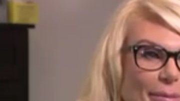 Kristin Davis mantiene una relación intermitente con la política y los escándalos