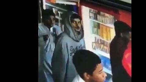 El ladrón se percata que ha quedado grabada su fechoría.