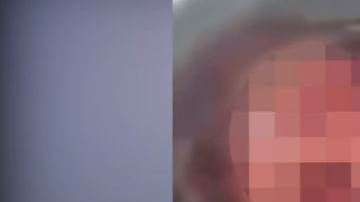 El niño llora desesperado mientras los hombres solo ríen.