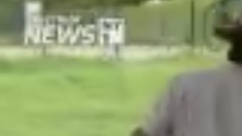 Los cuidadores del parque están capturando a los mapaches.