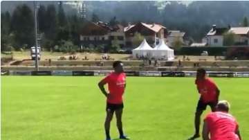 Marco Fabián se dispone a patear un ovoide de fútbol americano