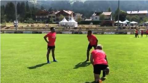 Marco Fabián se dispone a patear un ovoide de fútbol americano