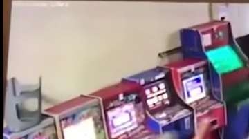 El desconocido se dirigió hace uno de los clientes.