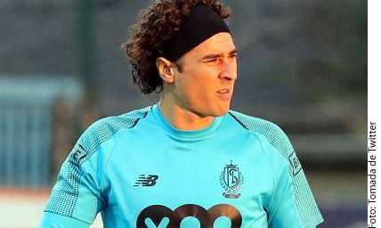 Guillermo Ochoa permanecerá en el Standard de Lieja de Bélgica