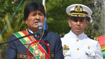 Evo Morales con la medalla. Getty Images