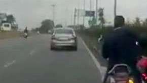 Un accidente de moto deja a una niña sola al volante.