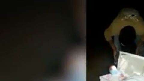 Aquí el momento de cuando descubrieron a la muñeca dentro del ataúd.