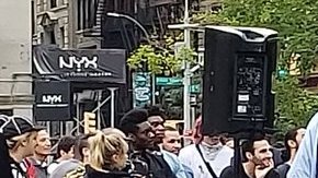 Habló desde una tarima en la plaza