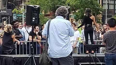 Habló desde una tarima en la plaza