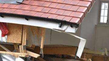 Cinco casas fueron demolidas, supuestamente por un constructor con una excavadora