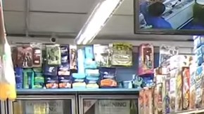 Hubo protestas en medio de la reapertura de la bodega.