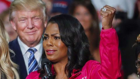 Donald Trump escucha el discurso de su principal asesora, Omarosa Manigault Newman, durante un acto de campaña en Charlotte, Carolina del Norte en 2016.