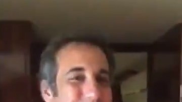 El video muestra a Cohen abordar el avión de campaña presidencial.