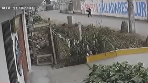 Cámaras de seguridad de una vivienda cercana captaron el crimen.