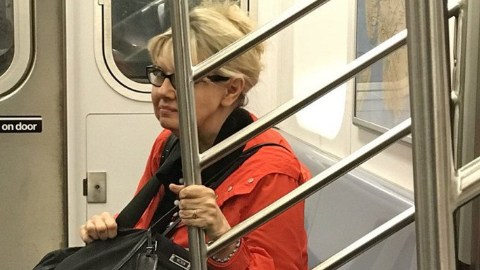 La mujer se sentó como si nada sobre los pies del desamparado.