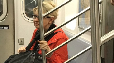 La mujer se sentó como si nada sobre los pies del desamparado.