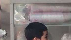 El niño se interpuso ante el animal y la mujer que llevaba un machete.