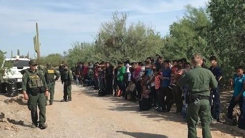 Los inmigrantes fueron entregados a ICE para su deportación.