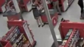 El padre confrontó al pervertido que estaba grabando a su hija.