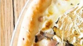 Pizza de  caviar y tinta de calamar, $2 mil