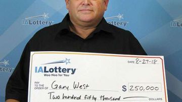Gary West con su más reciente premio de lotería.