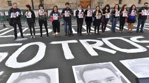 Miembros de la prensa sostienen imágenes de colegas durante una protesta contra el asesinato o la desaparición de más de 140 periodistas y reporteros gráficos en México desde el 2000, frente al Palacio Nacional.