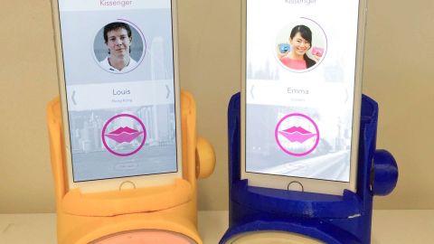 El dispositivo Kissenger permite besa en tiempo real a través de internet.